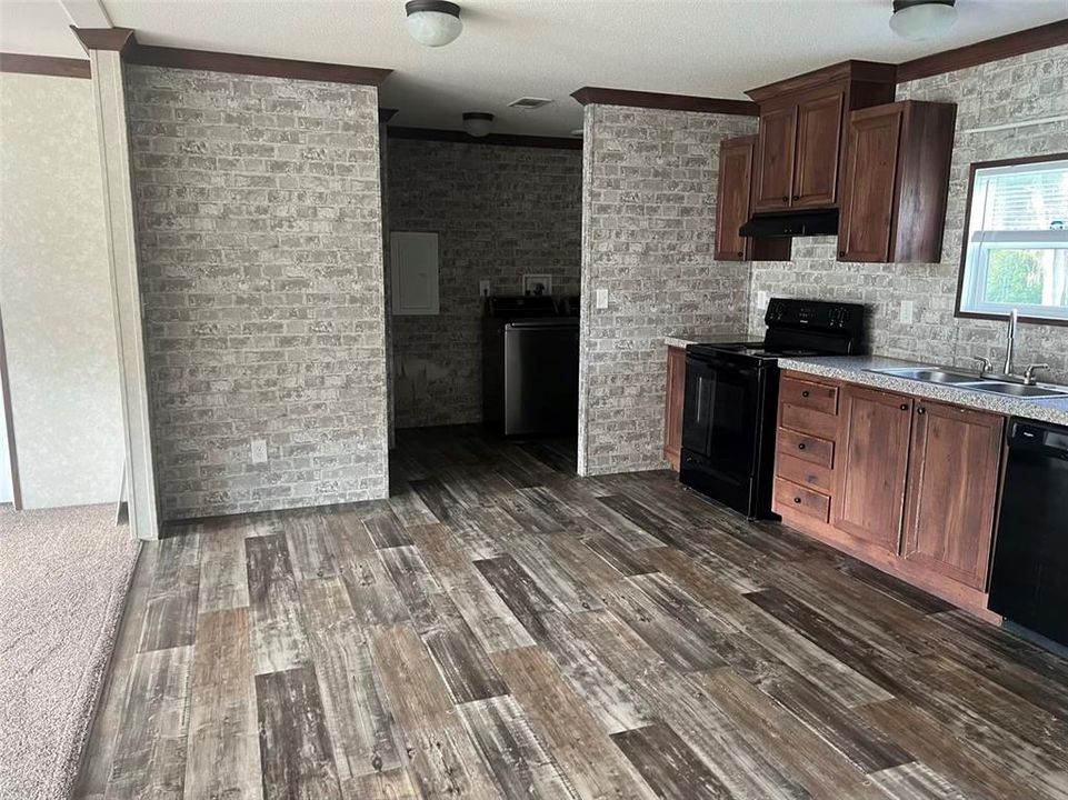 Active With Contract: $159,900 (3 beds, 2 baths, 1166 Square Feet)