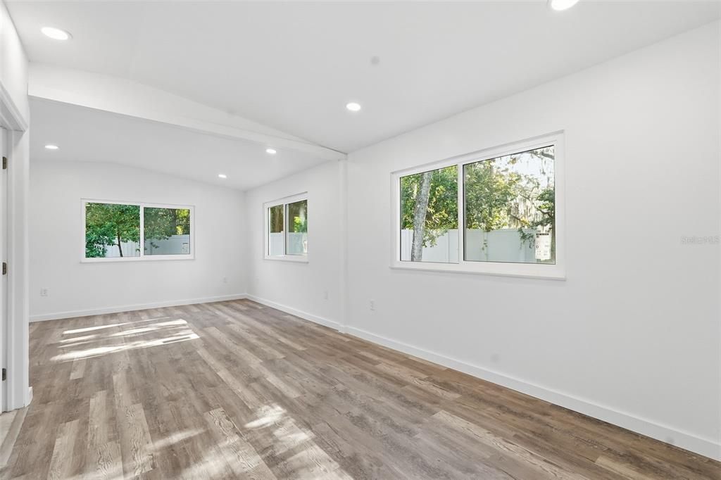 Active With Contract: $249,900 (3 beds, 2 baths, 1500 Square Feet)