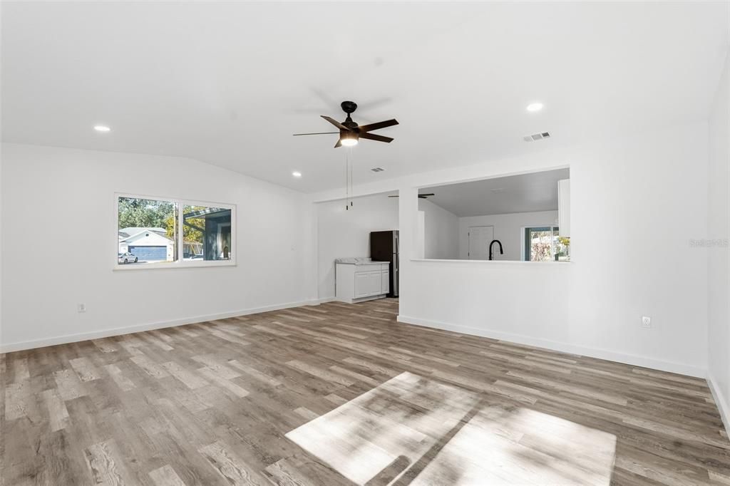 Active With Contract: $249,900 (3 beds, 2 baths, 1500 Square Feet)