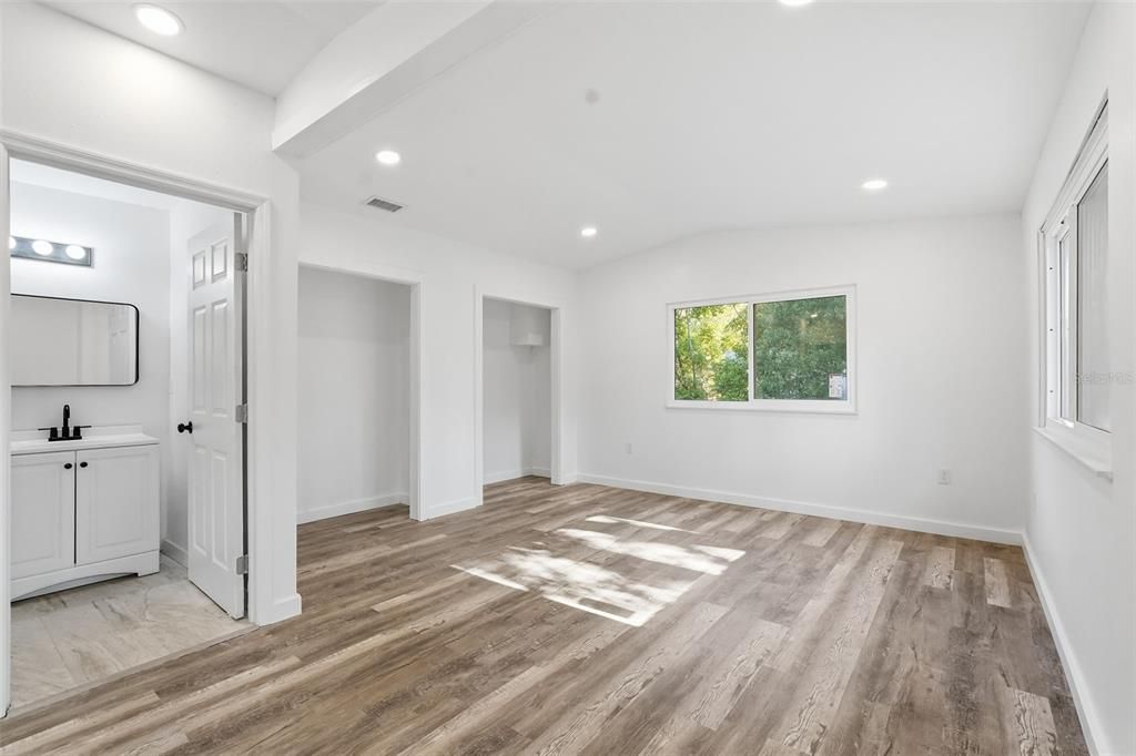 Active With Contract: $249,900 (3 beds, 2 baths, 1500 Square Feet)