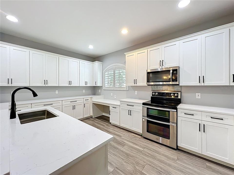 Под контрактом: $725,000 (3 спален, 3 ванн, 2308 Квадратных фут)