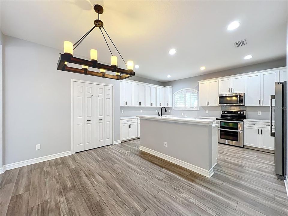 Под контрактом: $725,000 (3 спален, 3 ванн, 2308 Квадратных фут)