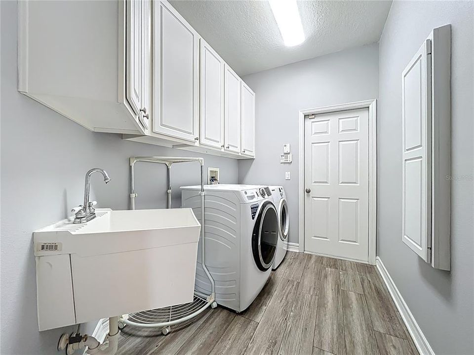 Под контрактом: $725,000 (3 спален, 3 ванн, 2308 Квадратных фут)