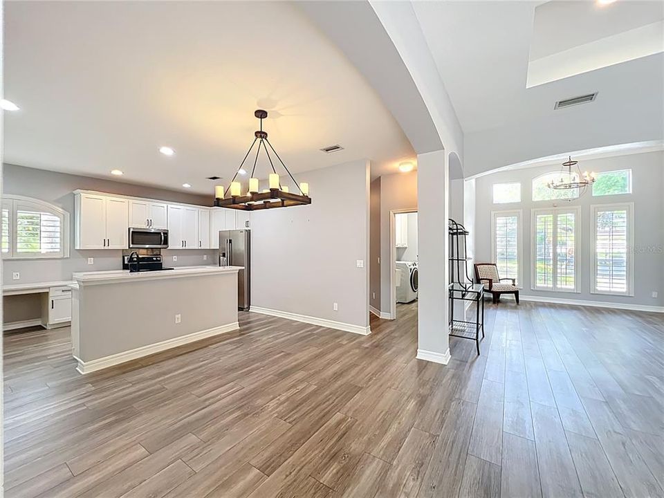 Под контрактом: $725,000 (3 спален, 3 ванн, 2308 Квадратных фут)