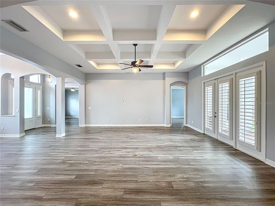 Под контрактом: $725,000 (3 спален, 3 ванн, 2308 Квадратных фут)