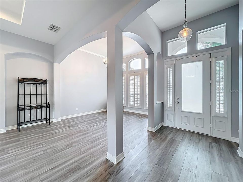 Под контрактом: $725,000 (3 спален, 3 ванн, 2308 Квадратных фут)