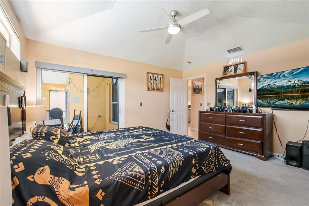 For Sale: $385,000 (4 beds, 2 baths, 1562 Square Feet)