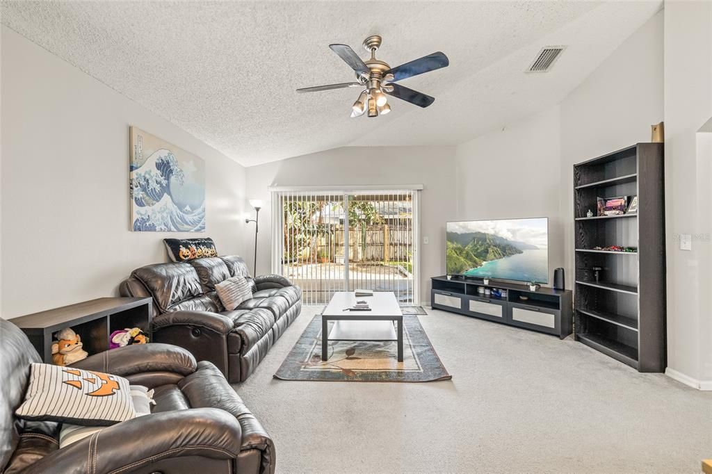 На продажу: $299,990 (3 спален, 2 ванн, 1293 Квадратных фут)