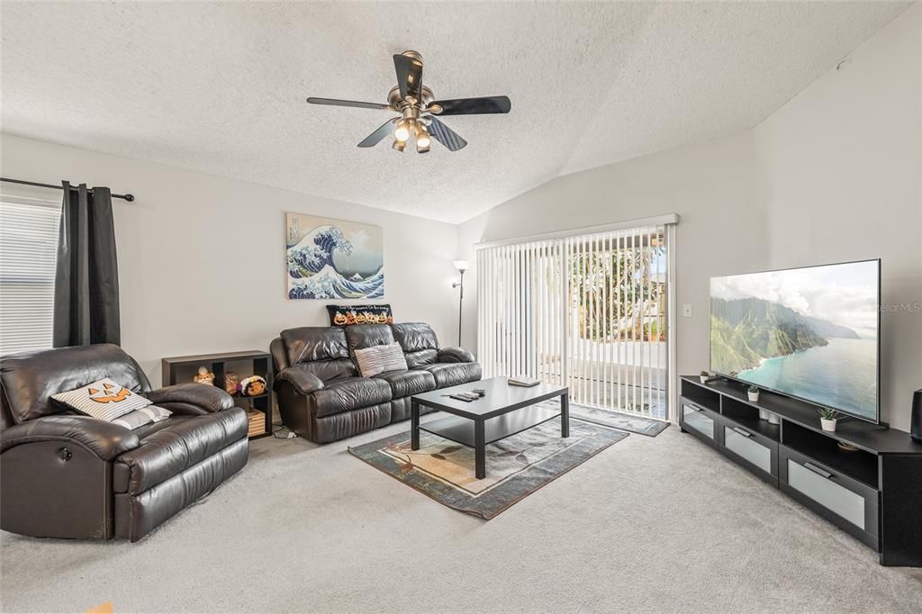 На продажу: $299,990 (3 спален, 2 ванн, 1293 Квадратных фут)