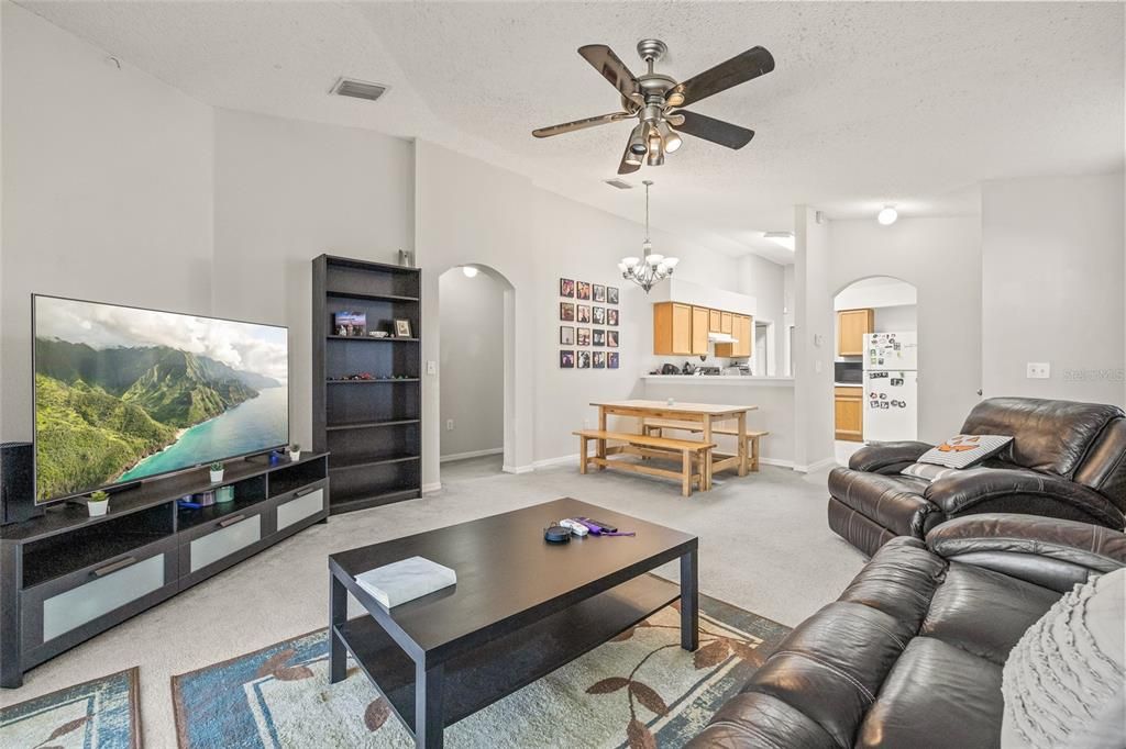 На продажу: $299,990 (3 спален, 2 ванн, 1293 Квадратных фут)