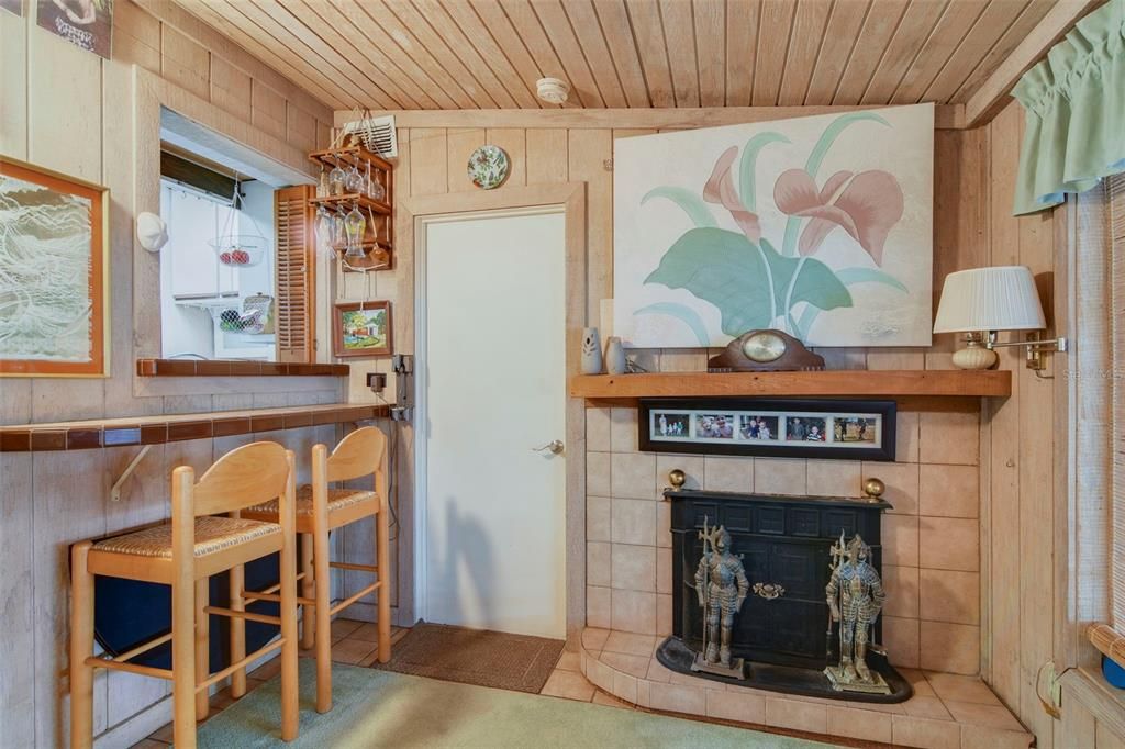 For Sale: $215,000 (3 beds, 2 baths, 1017 Square Feet)