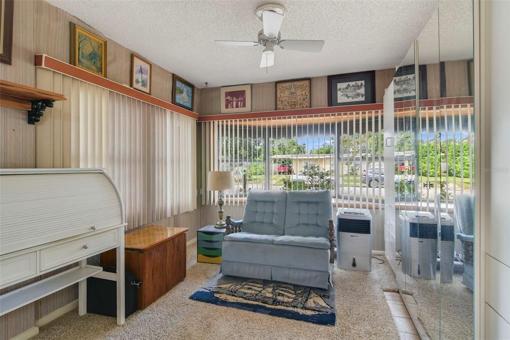 For Sale: $215,000 (3 beds, 2 baths, 1017 Square Feet)