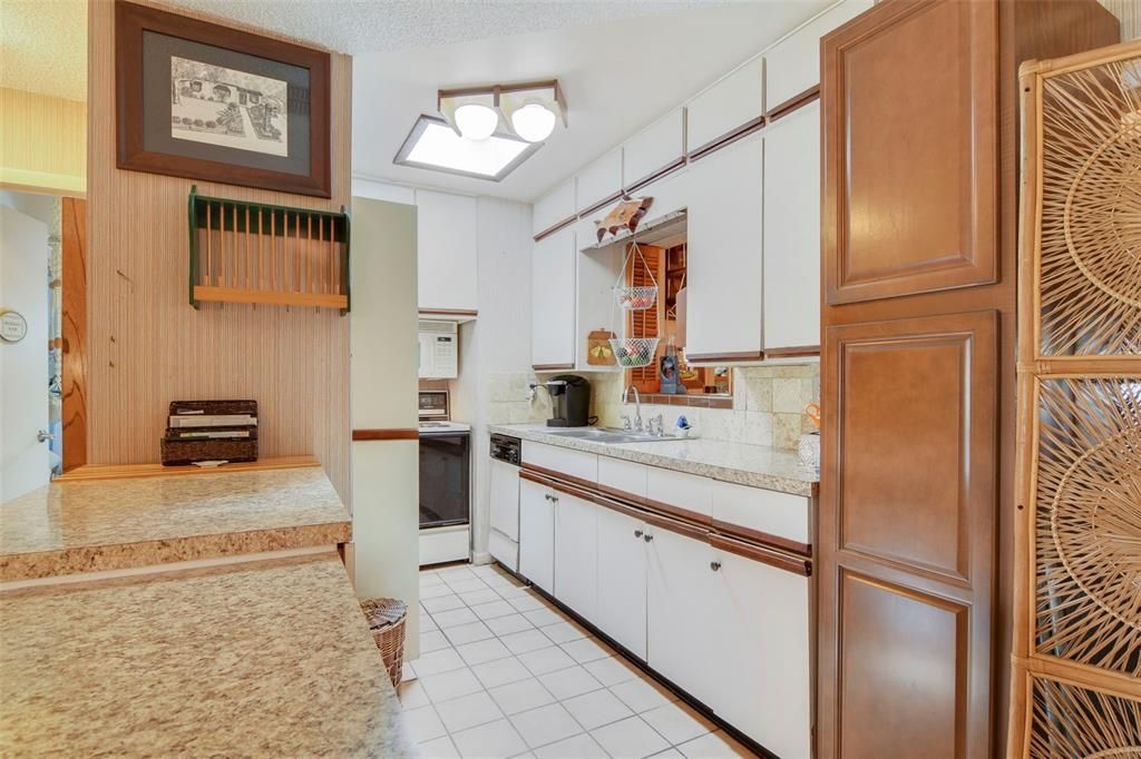 For Sale: $215,000 (3 beds, 2 baths, 1017 Square Feet)