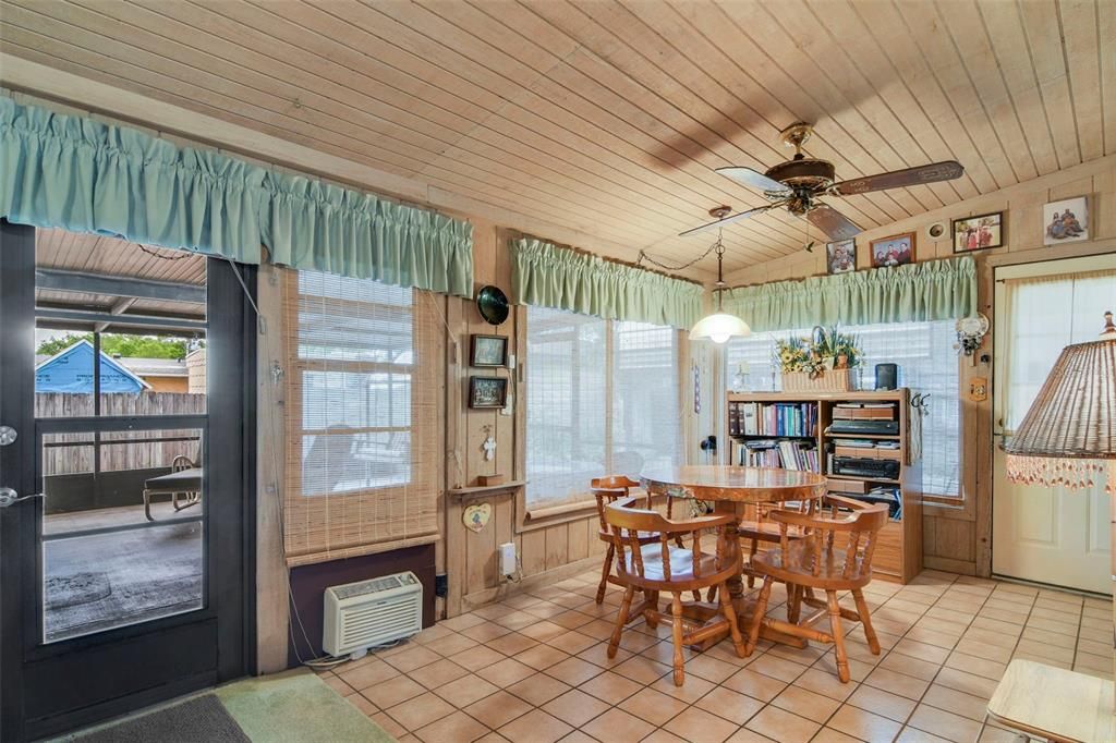 For Sale: $215,000 (3 beds, 2 baths, 1017 Square Feet)