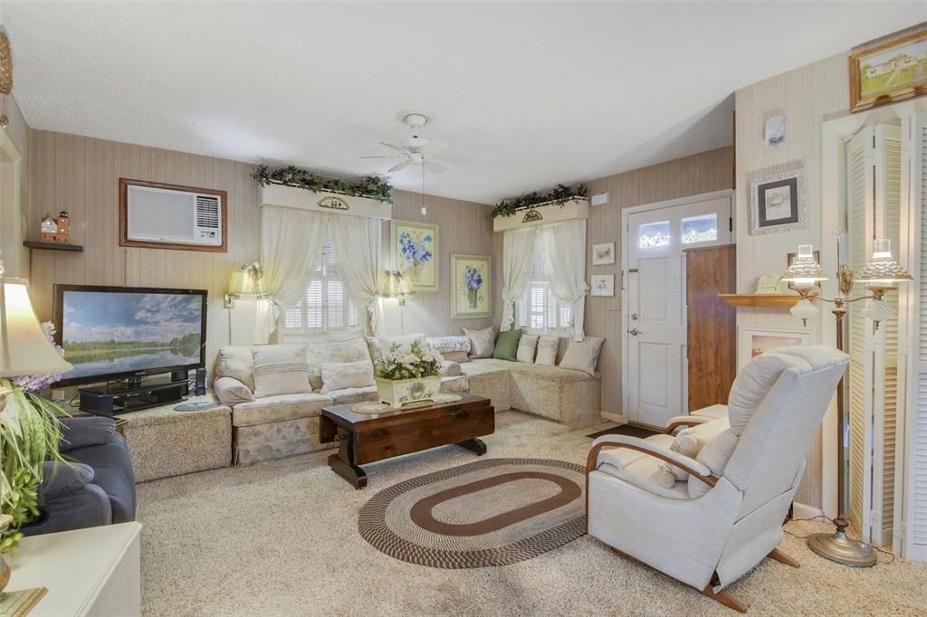 For Sale: $215,000 (3 beds, 2 baths, 1017 Square Feet)