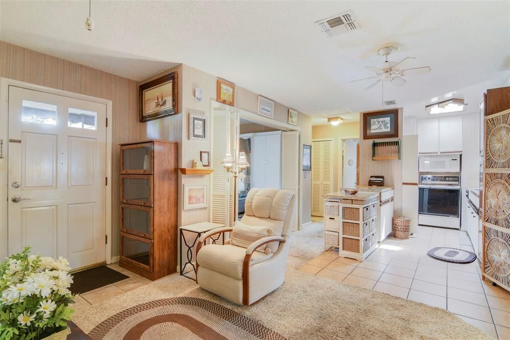 For Sale: $215,000 (3 beds, 2 baths, 1017 Square Feet)