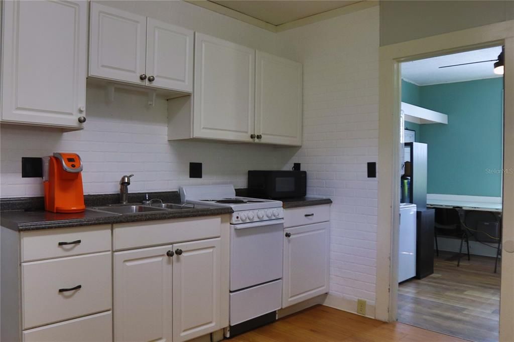 For Sale: $162,000 (2 beds, 1 baths, 1177 Square Feet)