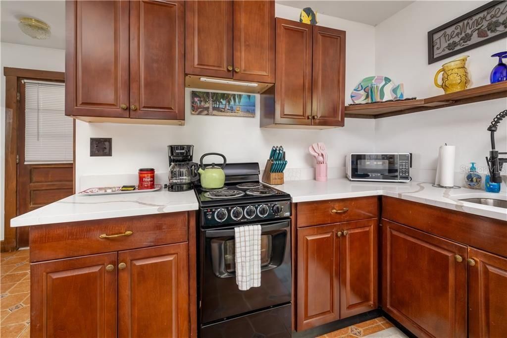 For Sale: $995,000 (6 beds, 5 baths, 1605 Square Feet)