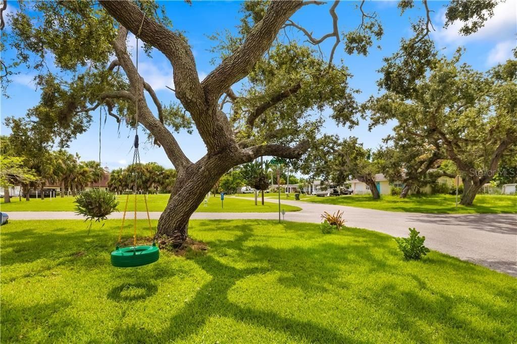 For Sale: $995,000 (6 beds, 5 baths, 1605 Square Feet)