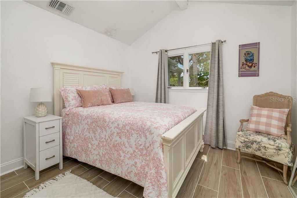 For Sale: $995,000 (6 beds, 5 baths, 1605 Square Feet)