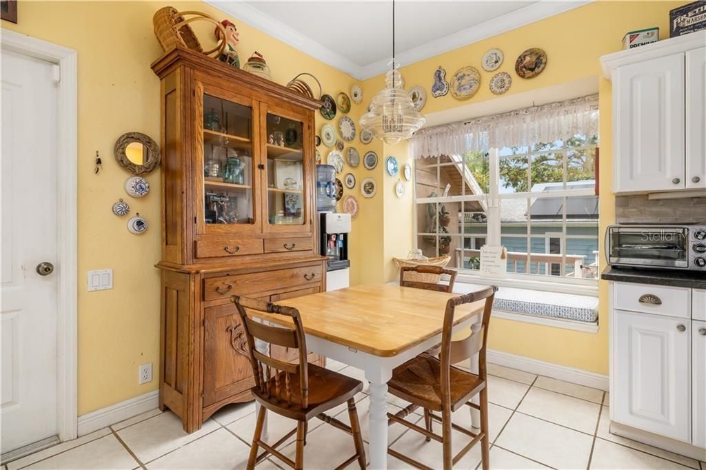 For Sale: $995,000 (6 beds, 5 baths, 1605 Square Feet)