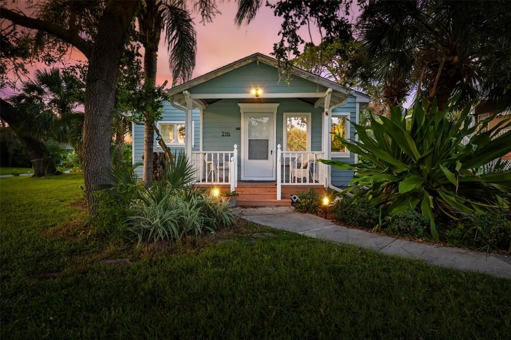 For Sale: $995,000 (6 beds, 5 baths, 1605 Square Feet)