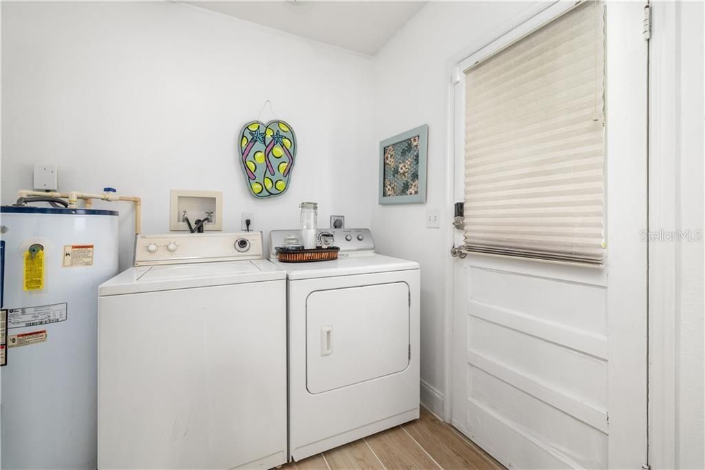 For Sale: $995,000 (6 beds, 5 baths, 1605 Square Feet)