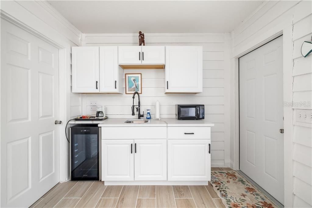 For Sale: $995,000 (6 beds, 5 baths, 1605 Square Feet)