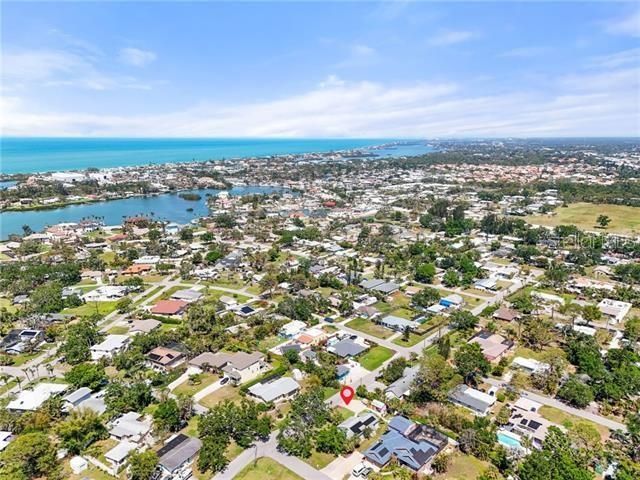 For Sale: $995,000 (6 beds, 5 baths, 1605 Square Feet)