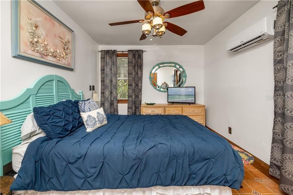 For Sale: $995,000 (6 beds, 5 baths, 1605 Square Feet)