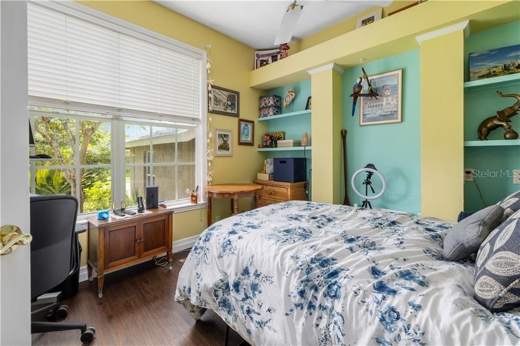 For Sale: $995,000 (6 beds, 5 baths, 1605 Square Feet)