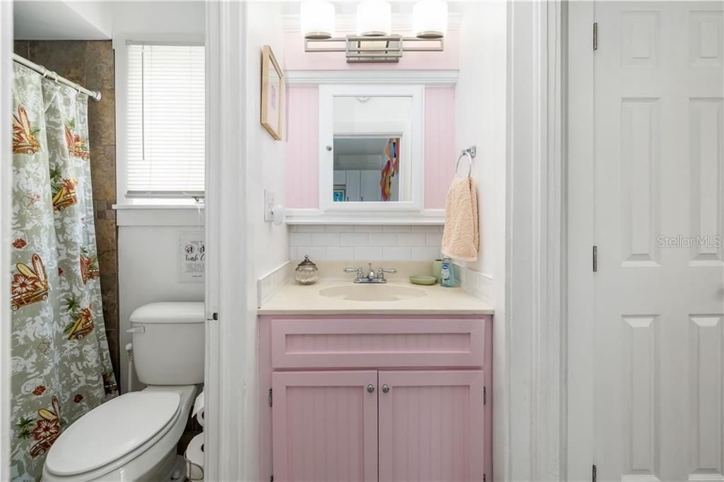 For Sale: $995,000 (6 beds, 5 baths, 1605 Square Feet)