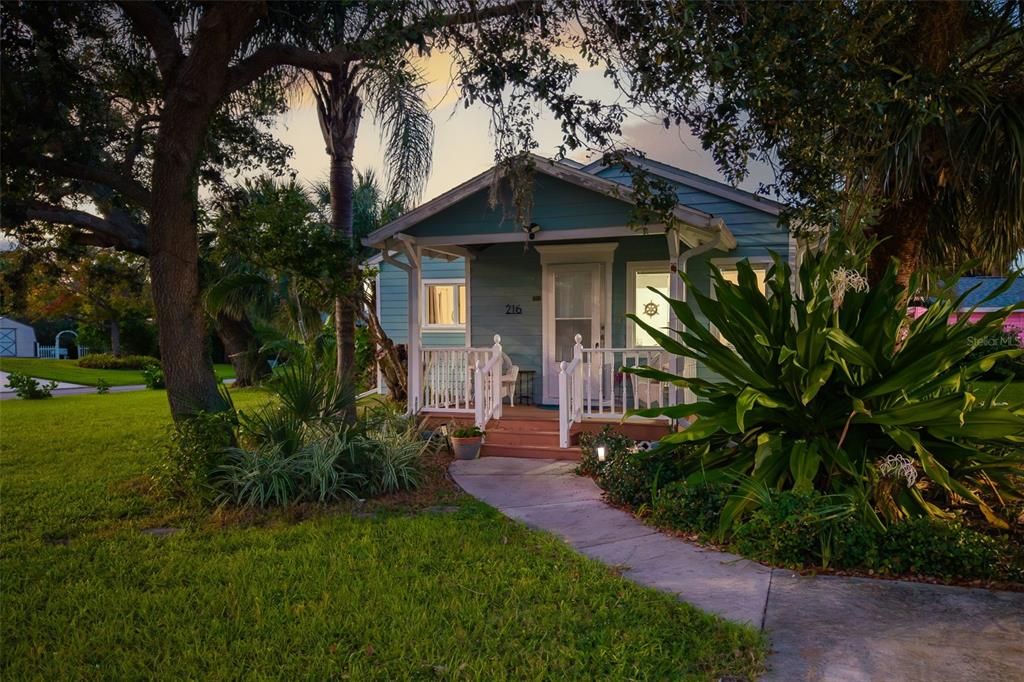 For Sale: $995,000 (6 beds, 5 baths, 1605 Square Feet)