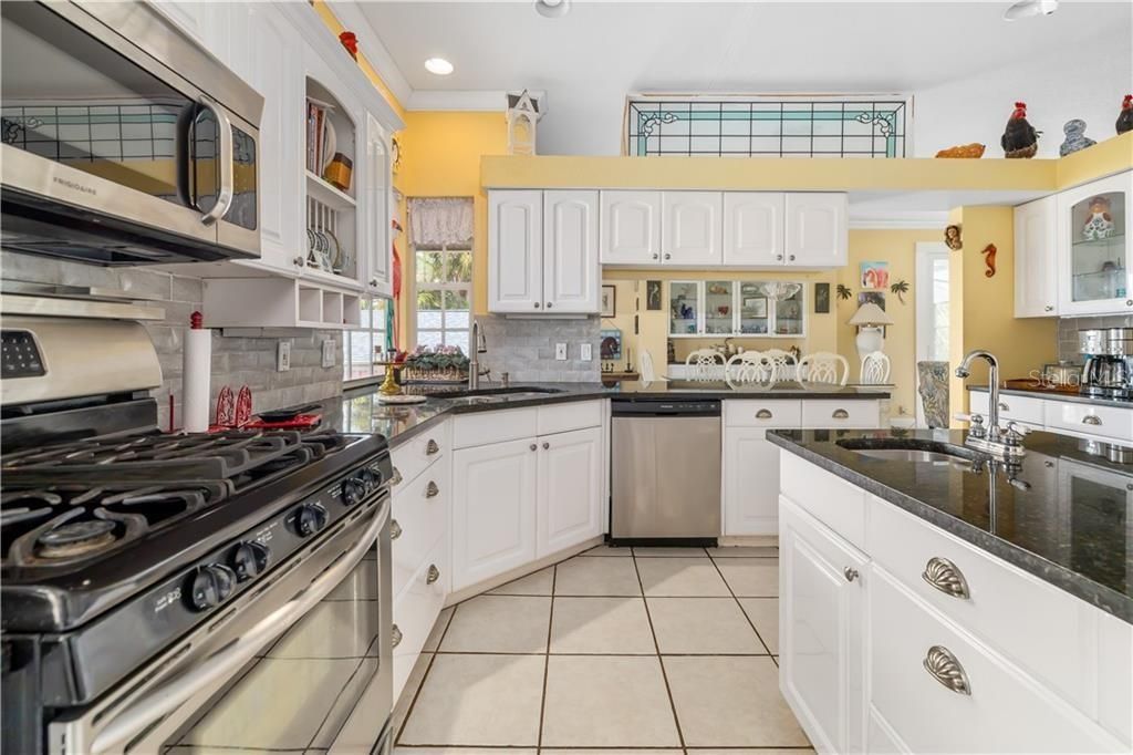 For Sale: $995,000 (6 beds, 5 baths, 1605 Square Feet)