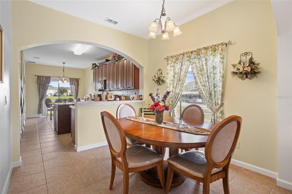 На продажу: $400,000 (5 спален, 2 ванн, 1730 Квадратных фут)