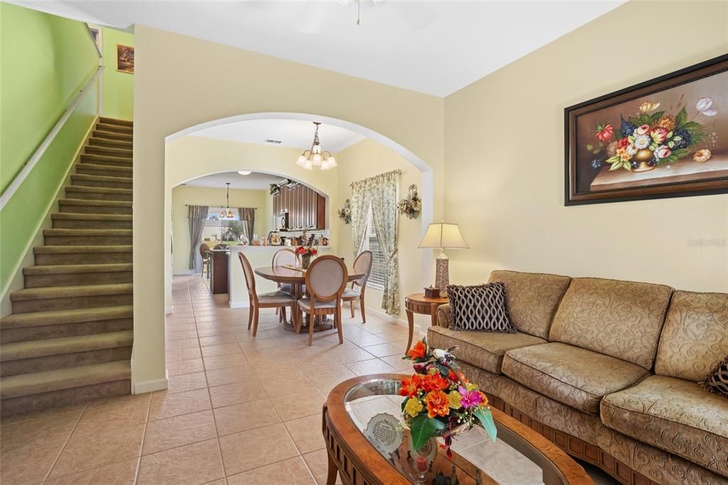 На продажу: $400,000 (5 спален, 2 ванн, 1730 Квадратных фут)