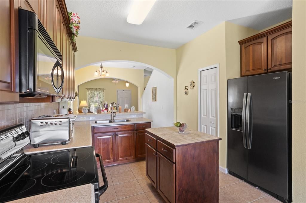 На продажу: $400,000 (5 спален, 2 ванн, 1730 Квадратных фут)