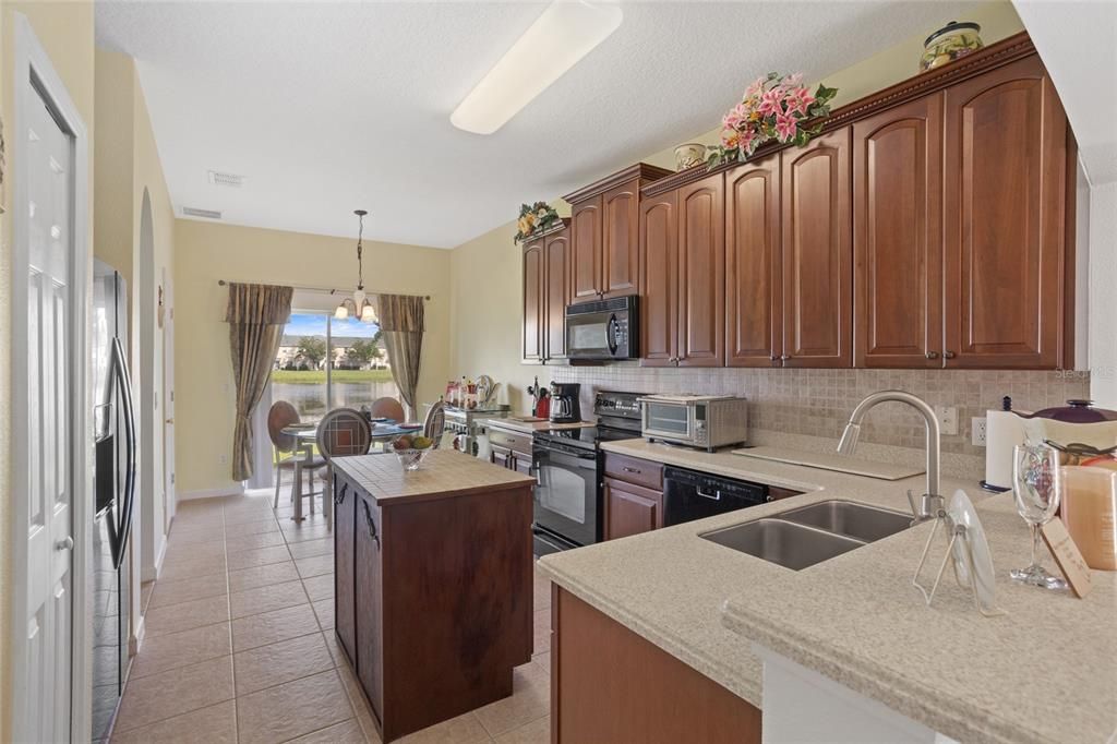 На продажу: $400,000 (5 спален, 2 ванн, 1730 Квадратных фут)