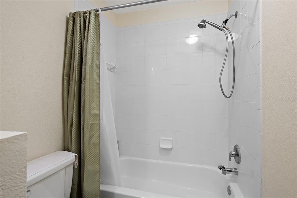 На продажу: $400,000 (5 спален, 2 ванн, 1730 Квадратных фут)