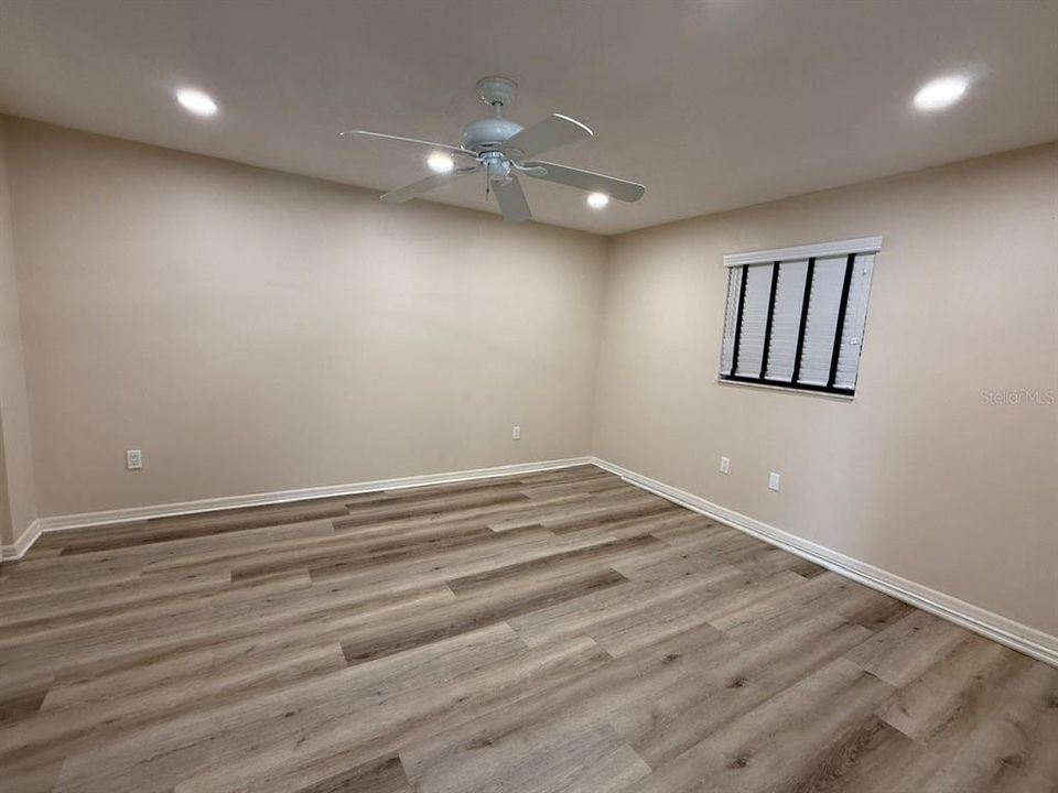 合同活跃: $2,000 (2 贝兹, 2 浴室, 1334 平方英尺)