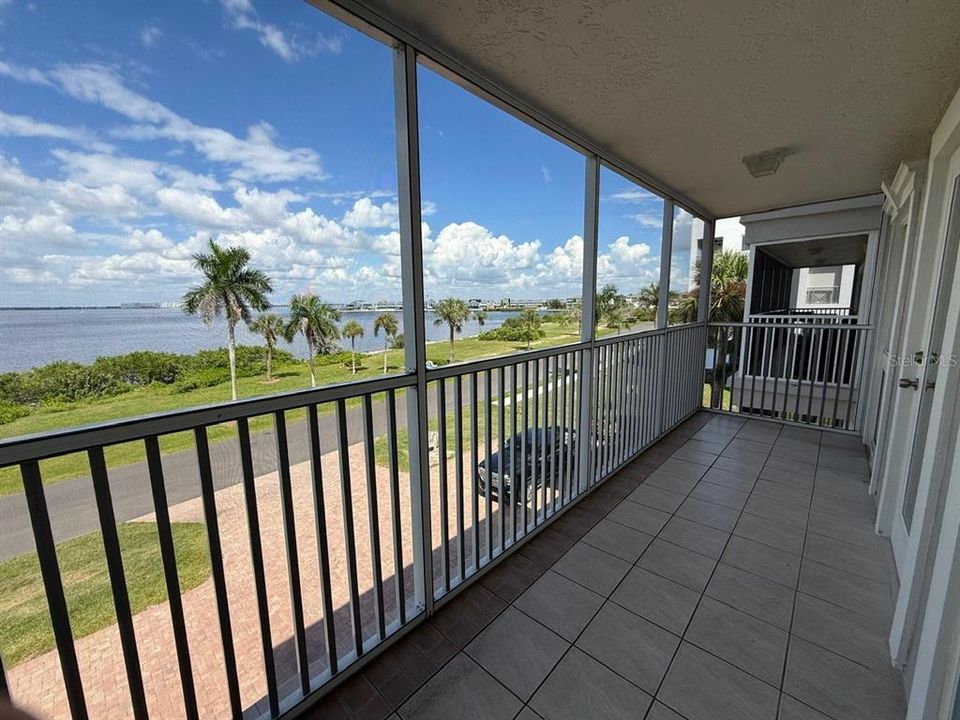 合同活跃: $2,000 (2 贝兹, 2 浴室, 1334 平方英尺)