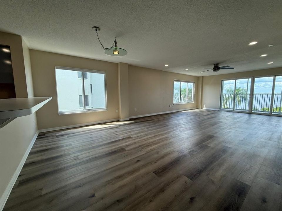 合同活跃: $2,000 (2 贝兹, 2 浴室, 1334 平方英尺)