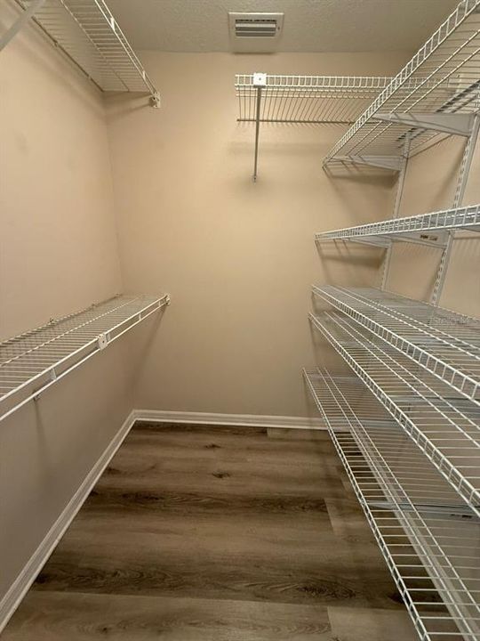 合同活跃: $2,000 (2 贝兹, 2 浴室, 1334 平方英尺)