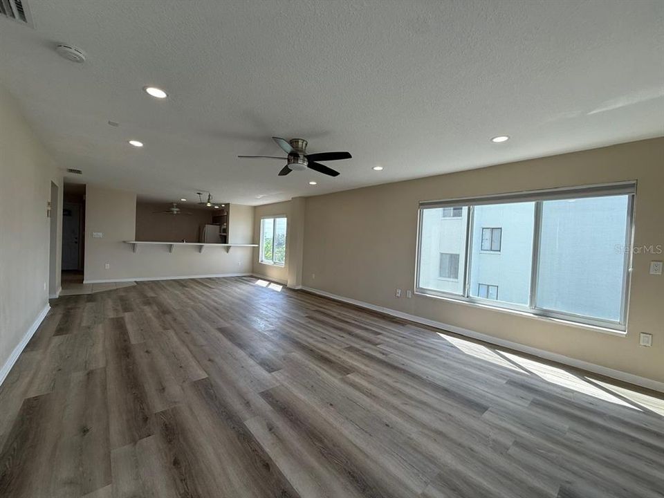 合同活跃: $2,000 (2 贝兹, 2 浴室, 1334 平方英尺)