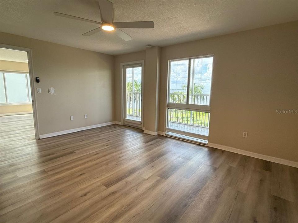 合同活跃: $2,000 (2 贝兹, 2 浴室, 1334 平方英尺)