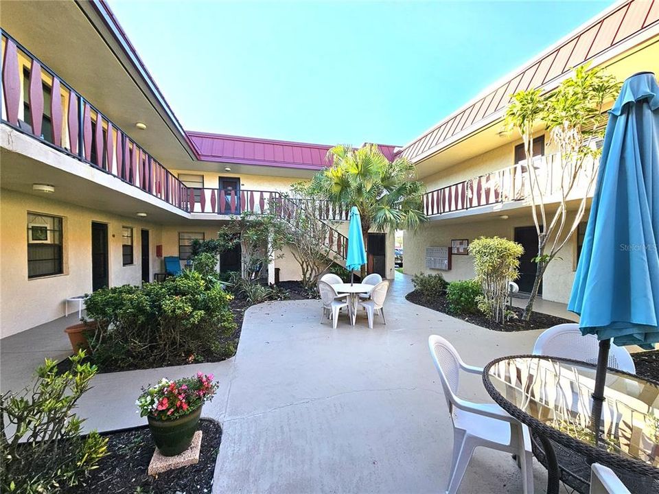 For Rent: $2,700 (1 beds, 1 baths, 780 Square Feet)