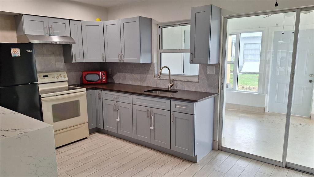 В аренду: $1,400 (2 спален, 1 ванн, 822 Квадратных фут)