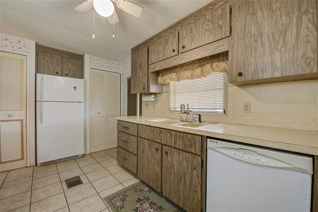 For Sale: $149,500 (2 beds, 2 baths, 1120 Square Feet)