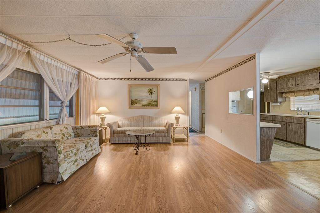 For Sale: $149,500 (2 beds, 2 baths, 1120 Square Feet)