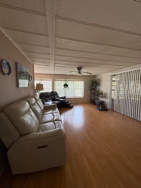 Под контрактом: $164,900 (2 спален, 2 ванн, 1152 Квадратных фут)